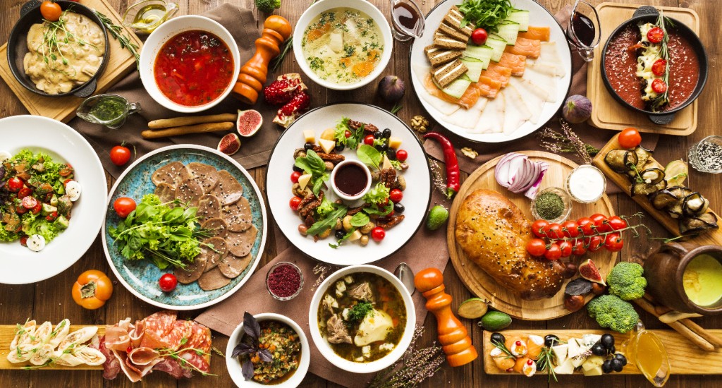 多様な料理が並んだテーブル俯瞰
