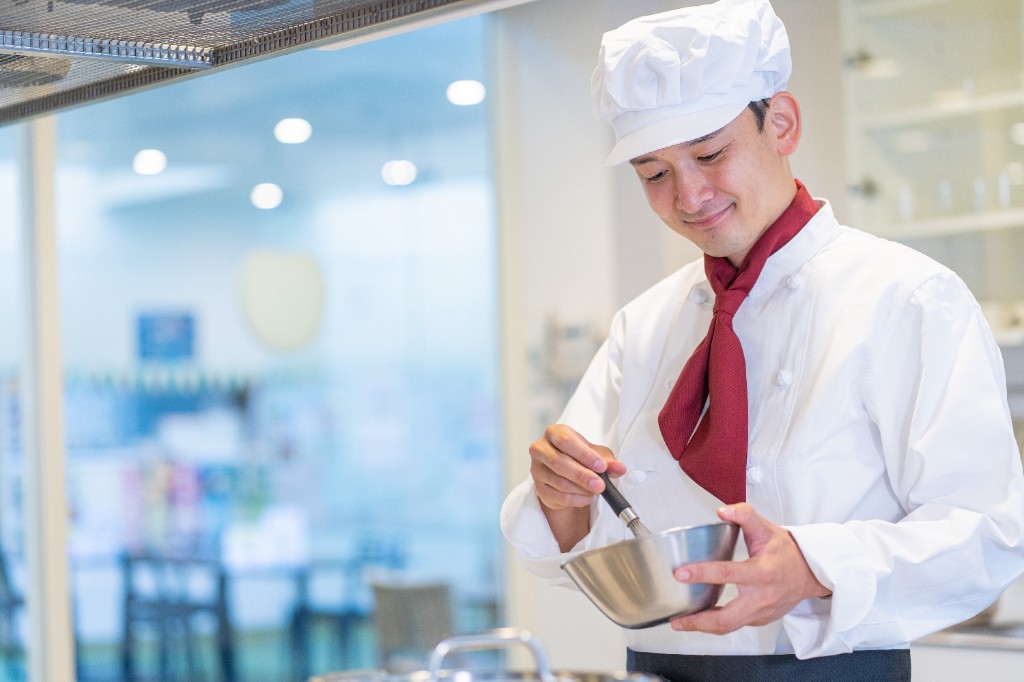 キッチンで調理するシェフ