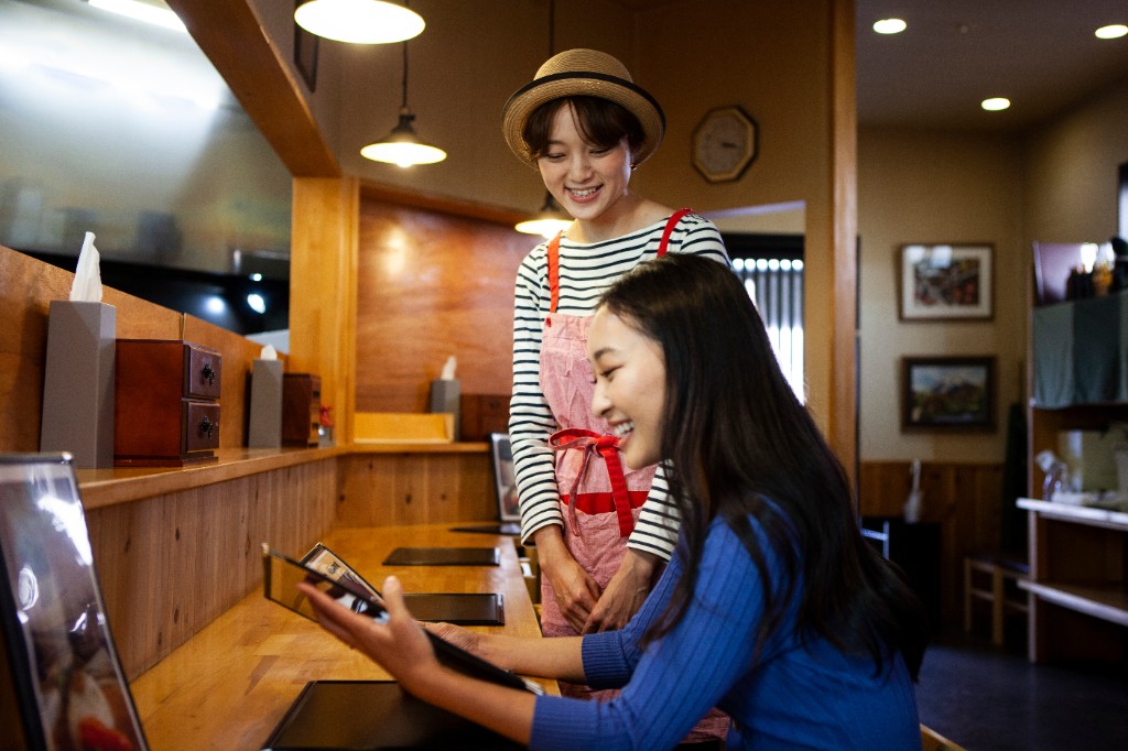 カウンターで客と接するスタッフ